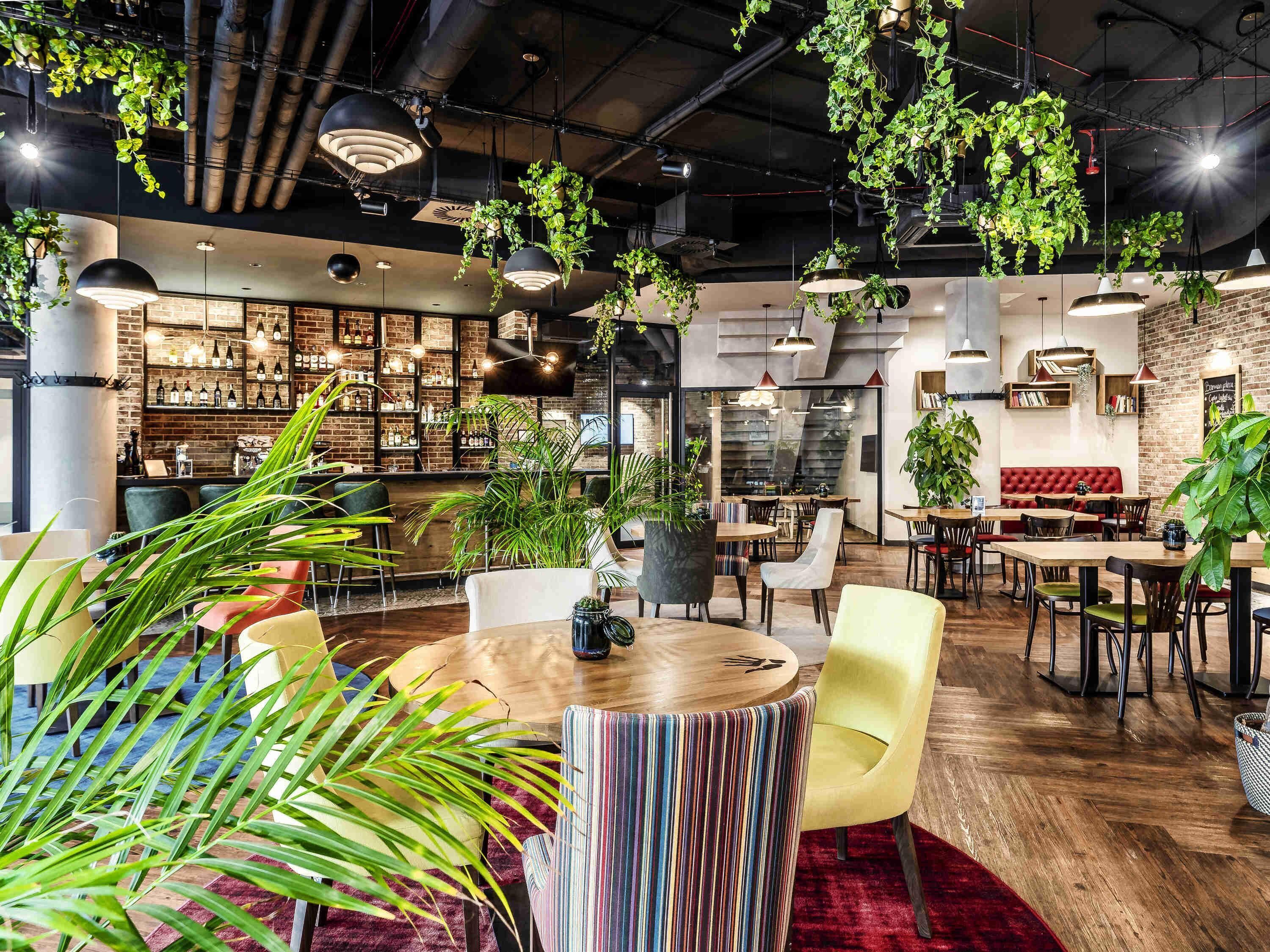 Aperto a pranzo e cena, cucina internazionale