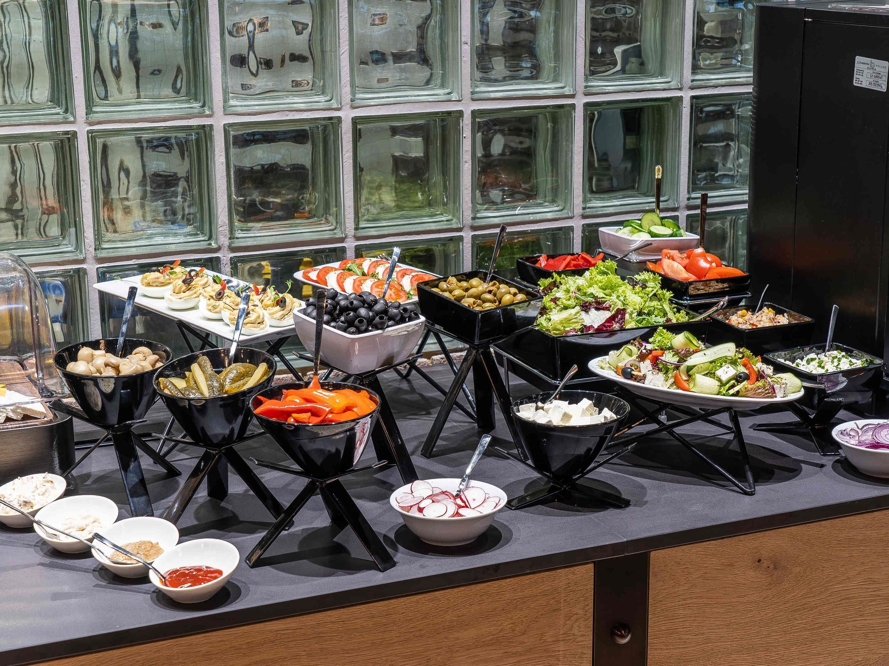 daily buffet breakfast (pln 75 per person)