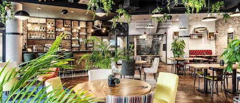 Lunch and dinner served, international cuisine