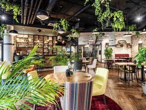 Lunch and dinner served, international cuisine