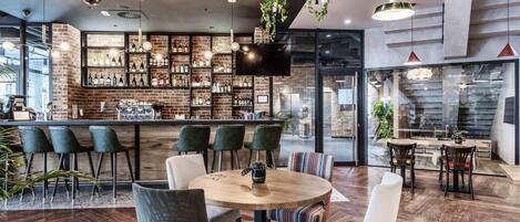 Déjeuner et dîner servis sur place, spécialités Cuisine internationale