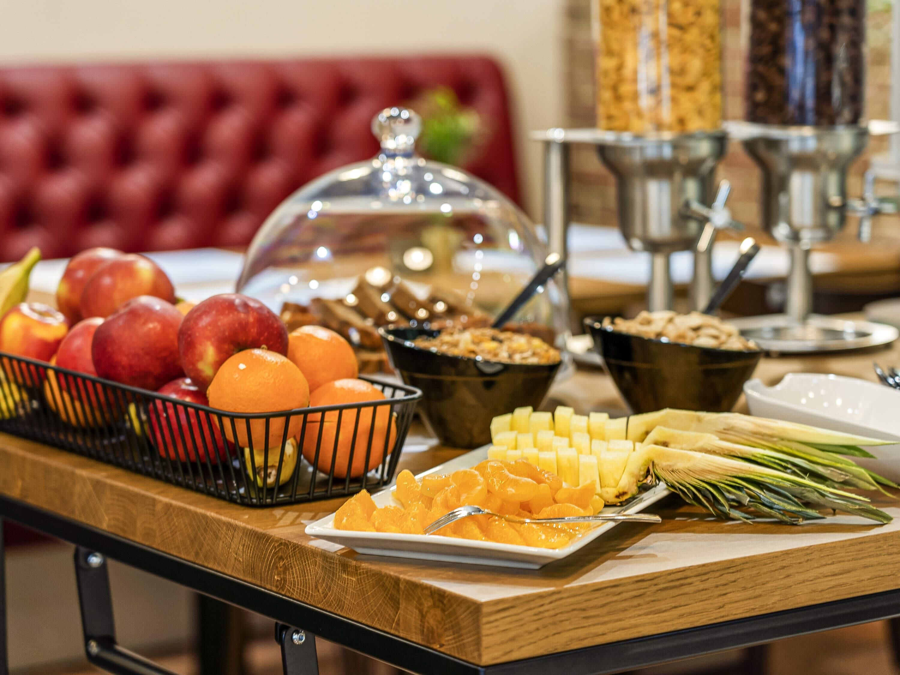 daily buffet breakfast (pln 75 per person)