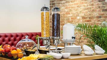 Daily buffet breakfast (PLN 75 per person)