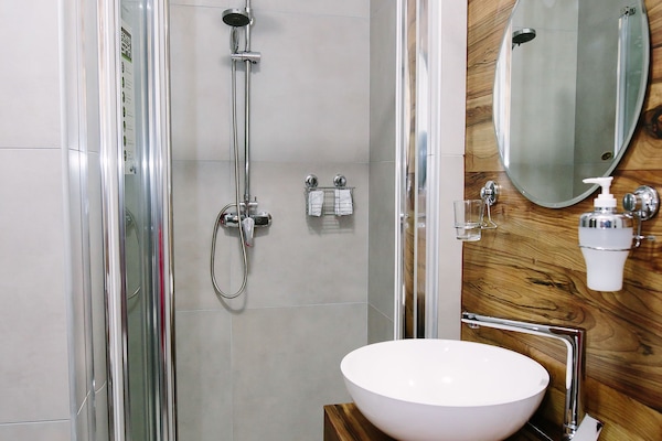 Standard Twin Room (4) | Bathroom | Shower, free toiletries, hair dryer, slippers
