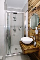Standard İki Ayrı Yataklı Oda (4) | Banyo | Duş, ücretsiz banyo/kozmetik ürünleri, saç kurutma makinesi, terlik 