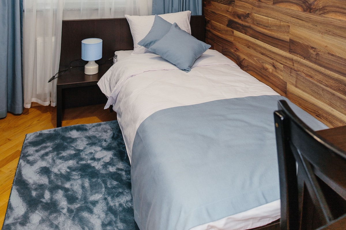 Standard Single Room (7) | Desk, soundproofing, iron/ironing board (on request), WiFi (free)