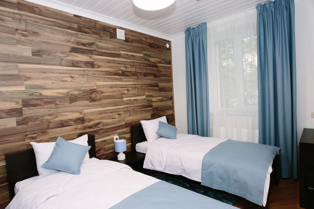 Standard Twin Room (4) | Desk, soundproofing, iron/ironing board (on request), WiFi (free)