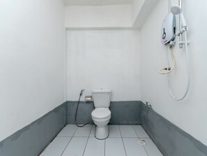 Family Double Room | Bathroom | Shower, bidet, towels - OYO 43993 Madsuite (Kota Kinabalu)