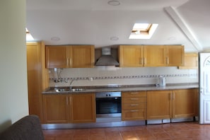 Appartement, 1 chambre, vue sur le fleuve (II) | Cuisinette privée | Réfrigérateur grande capacité avec congélateur, four à micro-ondes