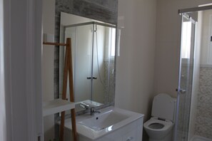 Apartment, 2 Schlafzimmer, Flussblick (I) | Badezimmer | Dusche, Haartrockner, Handtücher