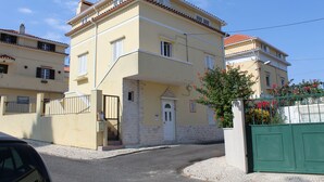 Front of property - Quiet Villa near River and Nature by Rental4all (Lisbon)