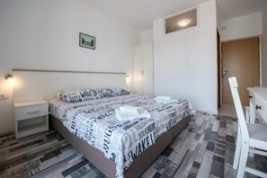 Roupas de cama premium, escrivaninha, espaço de trabalho para notebook