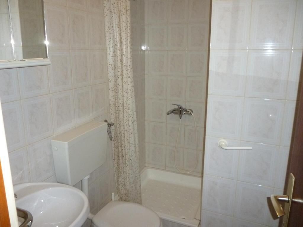 Une salle de bain équipée de toilettes, d’un bidet et d’une douche.