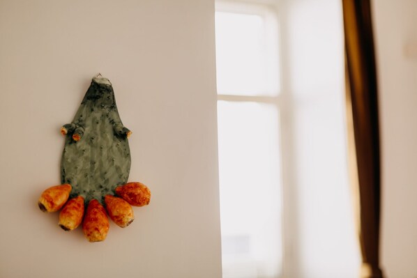 Une sculpture représentant un cactus, fixée à un mur.