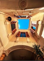 Escritorio, sistema de insonorización, wifi gratis y ropa de cama 