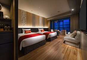 Premium bedding, pillow-top beds, in-room safe, laptop workspace