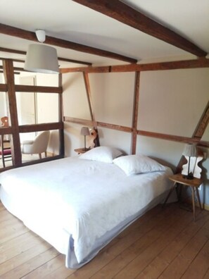 Camera Tradizionale | Biancheria da letto di alta qualità, una scrivania, tende oscuranti