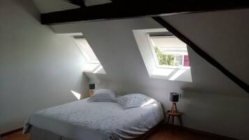 Familienzimmer | Hochwertige Bettwaren, Schreibtisch, Verdunkelungsvorhänge
