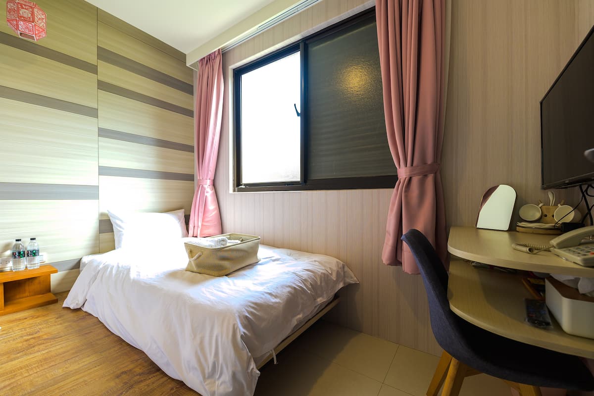 Soundproofing, free WiFi, bed sheets