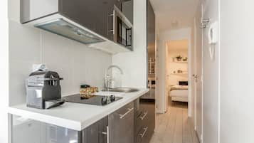 Réfrigérateur, micro-ondes, plaque de cuisson, lave-vaisselle