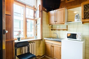Full-size fridge, microwave, electric kettle, cookware/dishes/utensils - Sun City Hostel 2 (Kyiv)