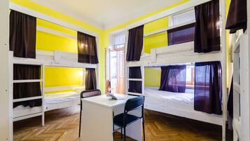 Dormitório compartilhado, em dormitório misto (8 guests) | Escrivaninha, ferros/tábuas de passar roupa, Wi-Fi de cortesia