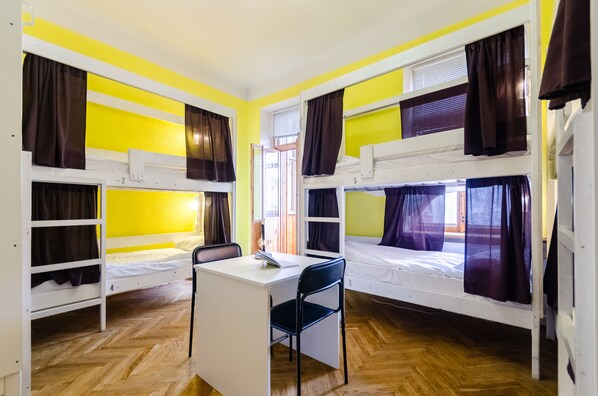 Felles sovesal, for menn og kvinner (8 guests) | Skrivebord, strykejern/-brett og wi-fi (inkludert)