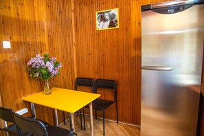 Full-sized fridge, microwave, electric kettle, cookware/dishes/utensils