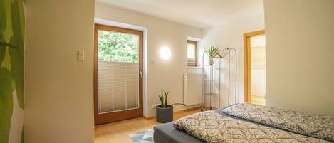 1 bedroom, premium bedding, desk, free cots/infant beds