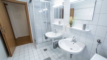 Apartment, 1 Schlafzimmer (Nordseite) | Waschbecken im Bad