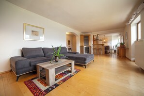 Departamento, 2 habitaciones | Área de sala de estar | Televisión de pantalla plana