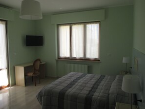 Triple Room | Cribs/infant beds, free WiFi, bed sheets - A Casa Di Giò (Atri)