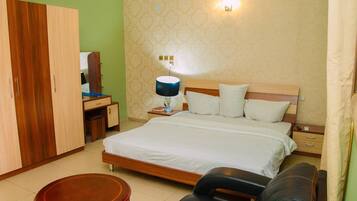 Grand Room | Minibar, individually decorated, individually furnished, desk