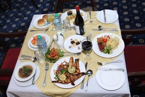 Frokost, lunsj og middag serveres