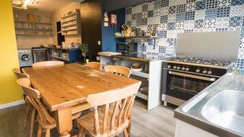 Villa | Kemudahan dapur berkongsi | Peti sejuk/penyejuk beku saiz penuh, ketuhar gelombang mikro, ketuhar