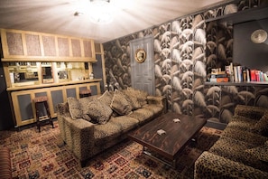 Villa | Living room | Flat-screen TV, DVD player