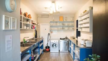 Villa | Dapur berkongsi | Peti sejuk/penyejuk beku saiz penuh, ketuhar gelombang mikro, ketuhar