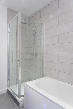 Apartment, Private Bathroom (3 Bedroom apartment ) | Bathroom - Burton House (Leeds)