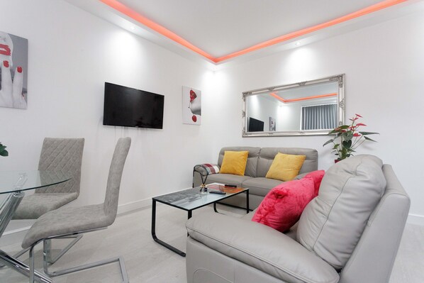 Apartment, Private Bathroom (3 Bedroom apartment ) | Lounge - Burton House (Leeds)