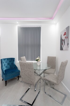 อพาร์ทเมนท์, ห้องน้ำส่วนตัว (3 Bedroom apartment ) | เลานจ์