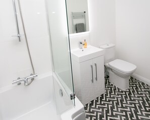 Exclusive Apartment, Private Bathroom, Sea View | Bathroom - Coast & City - Eglinton Street (Portrush)