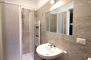 Regadera, secadora de cabello, bidet