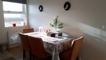 Apartamento família | Opções para refeição no quarto