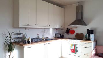 Apartamento família | Cozinha privada | Geladeira, micro-ondas, fogão, cooktop
