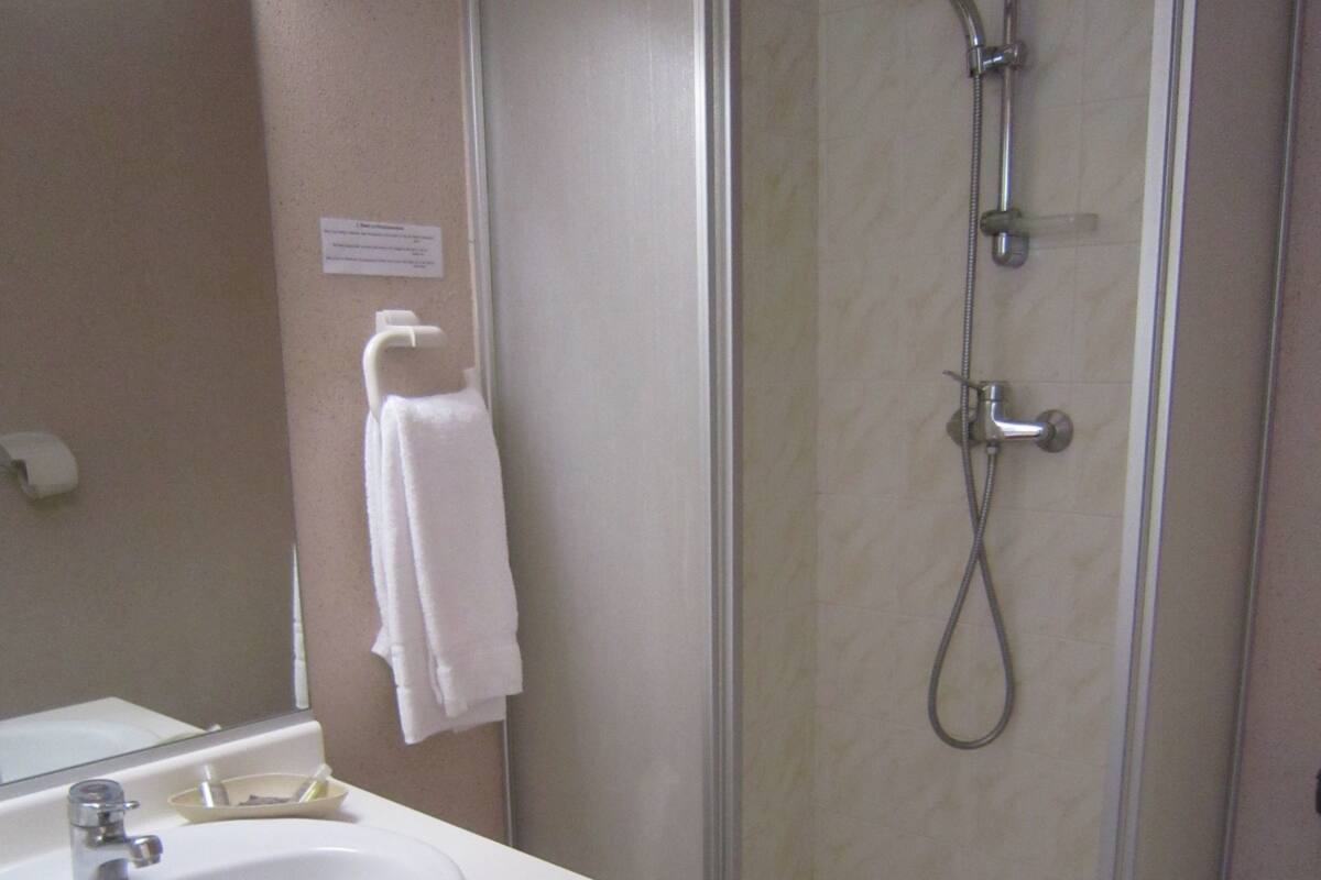 Articles de toilette gratuits, sèche-cheveux, serviettes fournies