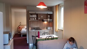 Studio (L) | Living area | Flat-screen TV - Résidence Le Wilson - Appart'Hotel (Mont-Dore)
