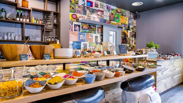 Un bufé de desayuno con diversas opciones de alimentos y una estación de café.