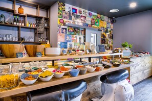 Een ontbijtbuffet met diverse gerechten en een koffiehoek.