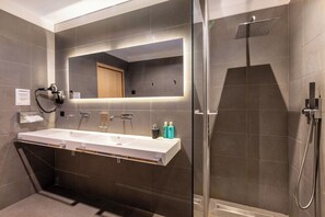 Leilighet – superior, tilgjengelighetstilpasset, eget bad (Suite n°1) | Bad | Dusj, regndusjhode, hårføner og håndklær
