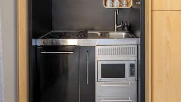 Kühlschrank, Mikrowelle, Herdplatte, Espressomaschine